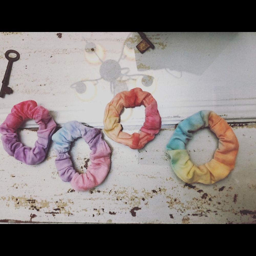 Tie dye scrunches